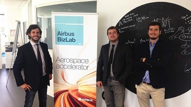 El equipo del único proyecto español en el «Airbus Bizlab»: (de izda a dcha) Nicolás Hornillos, Francisco Inglés y Mario Inglés